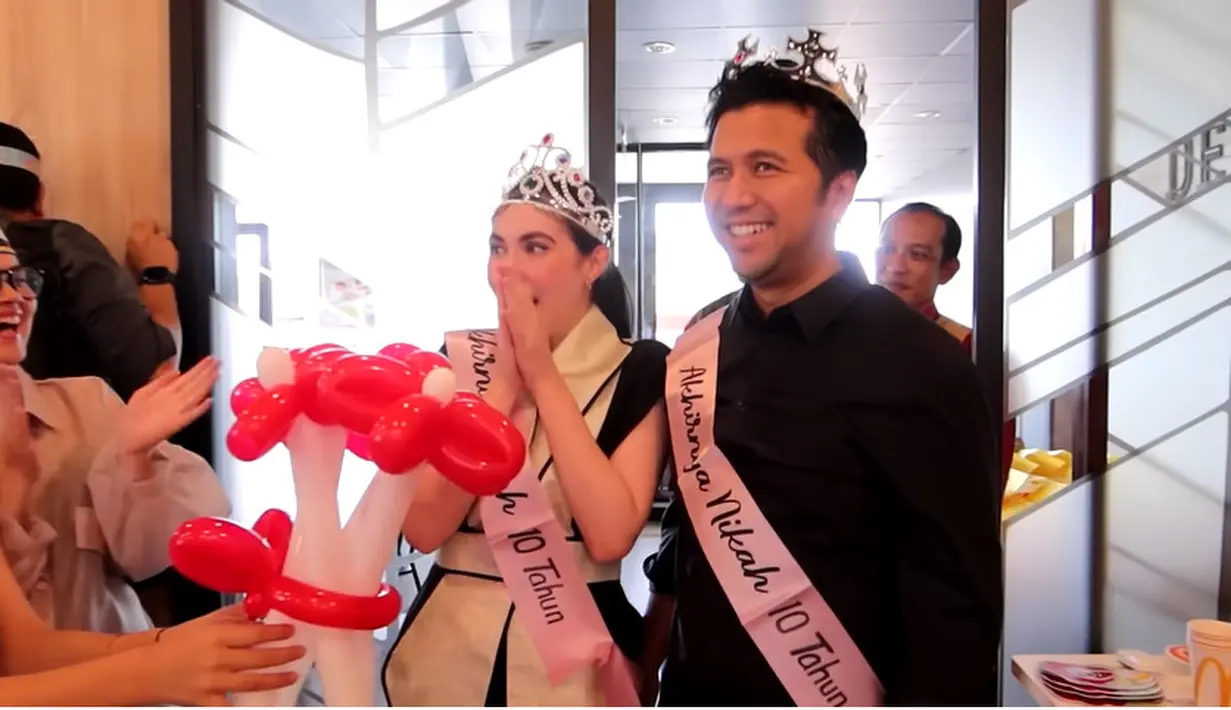 Melihat tempat acara surprise, pasangan ini tak henti tertawa. Ditempat tersebut, semua yang hadir duduk dengan mengenakan topi ultah. [Youtube/Arumi Bachsin]