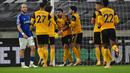 Gelandang Wolverhampton Wanderers, Ruben Neves (tengah) bersama rekan setim merayakan gol penyeimbang 1-1 ke gawang Everton dalam laga lanjutan Liga Inggris 2020/21 di Molineux Stadium, Selasa (12/1/2021). Wolverhampton Wanderers kalah 1-2 dari Everton. (AFP/Rui Vieira/Pool)