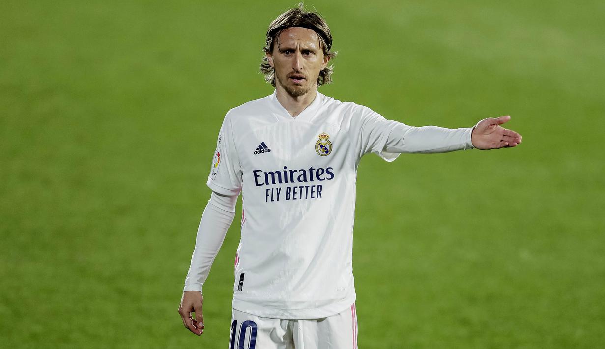 Gelandang Real Madrid, Luka Modric, saat melawan Getafe pada laga Liga Spanyol di Stadion Alfonso Perez, Senin (19/4/2021). Kedua tim bermain imbang 0-0. (AP Photo/Manu Fernandez)