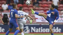 Striker Inggris, Jack Grealish (kanan) berebut bola dengan gelandang Rumania, Nicolae Stanciu dalam laga uji coba menjelang berlangsungnya Euro 2020 di Riverside Stadium, Middlesbrough, Minggu (6/6/2021). Inggris menang 1-0 atas Rumania. (AP/Paul Ellis/Pool)