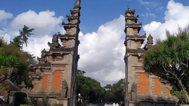 Gapura di Kawasan Wisata ITDC Rontok