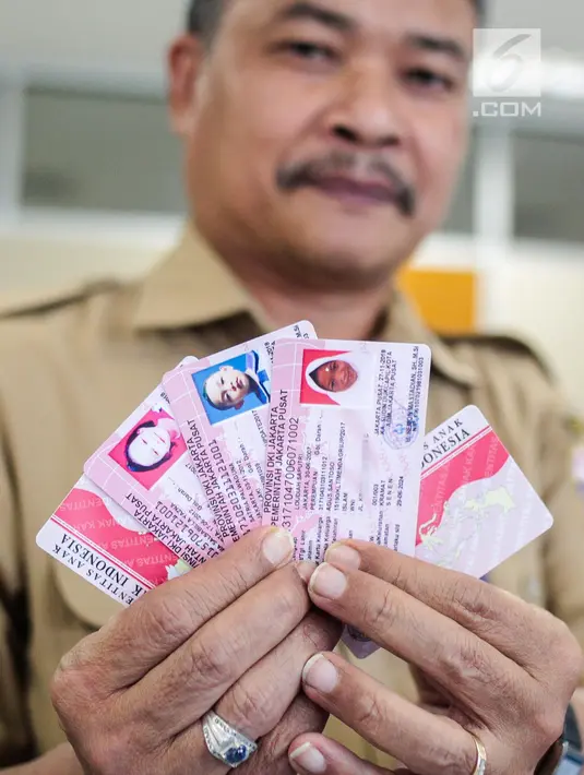Kasudin Dukcapil Jakarta Pusat Remon Mastadian memperlihatkan Kartu Identitas Anak (KIA) di kantornya, Jakarta, Selasa (27/11). Tahun 2019, Dukcapil Jakarta Pusat menargetkan sebanyak 300.000 KIA dicetak. (Liputan6.com/Faizal Fanani)