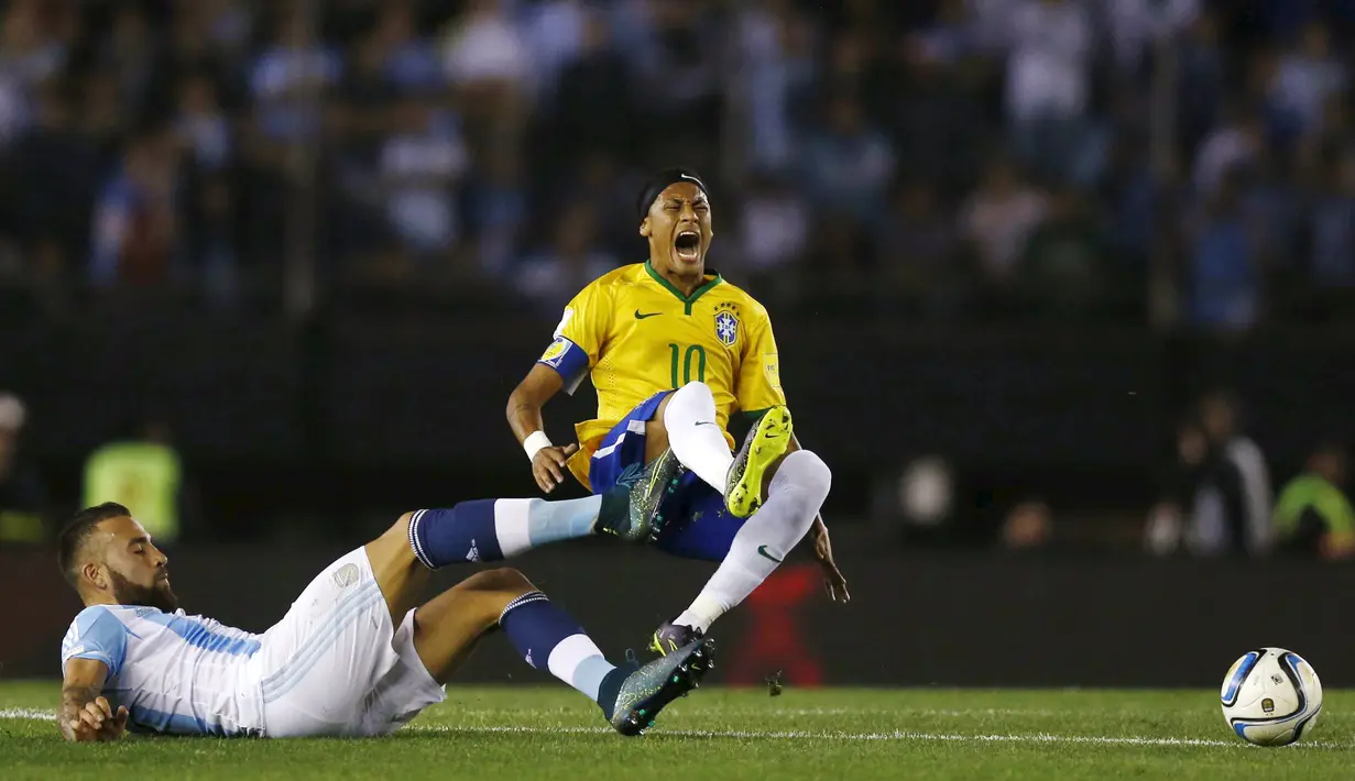 Pemain Brasil Neymar (kanan) dihadang pemain Argentina Nicolas Otamendi pada laga Pra-Piala Dunia 2018 zona CONMEBOL di Stadion Monumental Antonio Verspucio Liberti,Buenos Aires, Argentina, Sabtu (14/11/2015) WIB. (REUTERS/Marcos Brindicci)