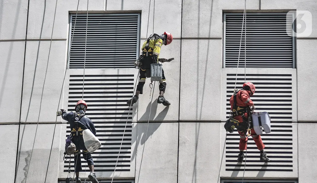Aktivitas pekerja saat melakukan perawatan gedung perkantoran di kawasan Sudirman, Jakarta, Senin (30/11/2020). Menaker Ida Fauziyah menyatakan BSU BLT BPJS Ketenagakerjaan termin 2 tahap 6 senilai Rp1,2 juta per orang diperkirakan akan cair pekan ini. (merdeka.com/Iqbal S. Nugroho)