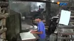 Kenaikan harga garam yang berlangsung tiga kali dalam sepekan terakhir membuat pedagang tahu perlu menyiasati agar mereka tetap berproduksi.