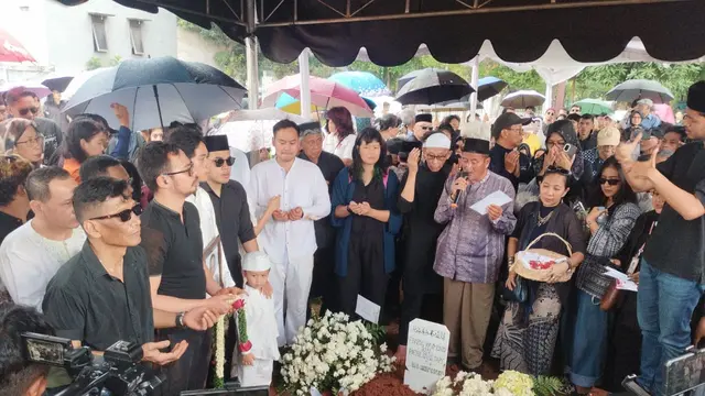Ray Sahetapy dimakamkan di Taman Pemakaman Umum (TPU) Tanah Kusir, Jakarta Selatan, Jumat (4/4/2205).(M.Altaf Jauhar)