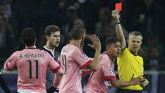 Pemain Juventus, Hernanes menerima kartu merah pada laga Liga Champions melawan Gladbach di Stadion Borussia Park, Jerman, Selasa (3/11/2015). Kedua tim bermain imbang 1-1. (Reuters/Ina Fassbender)