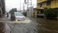 Banjir di Jalan Pramuka, Jakarta Timur. (Liputan6.com/Ahmad Romadoni)