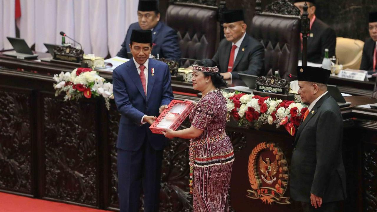 Seperti momen ini saat Presiden Joko Widodo menerima Dokumen dari Ketua DPR, Puan Maharani pada rapat Paripurna
DPR tersebut.