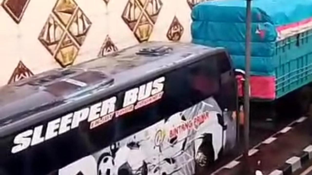 Horor Macet Jalur Trans Sulawesi Makassar-Maros Capai 27 Km Akibat Banjir, Mobil 'Terparkir' Nyaris 24 Jam