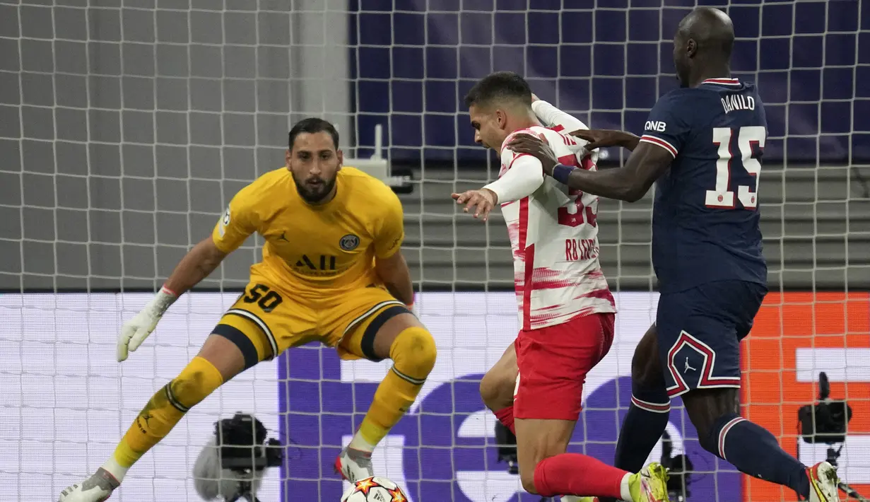 RB Leipzig berpeluang menambah gol di menit ke-12 saat memperoleh hadiah penalti yang diberikan wasit akibat Andre Silva dijatuhkan pemain PSG, Danilo Pereira di dalam kotak penalti. (AP/Michael Sohn)