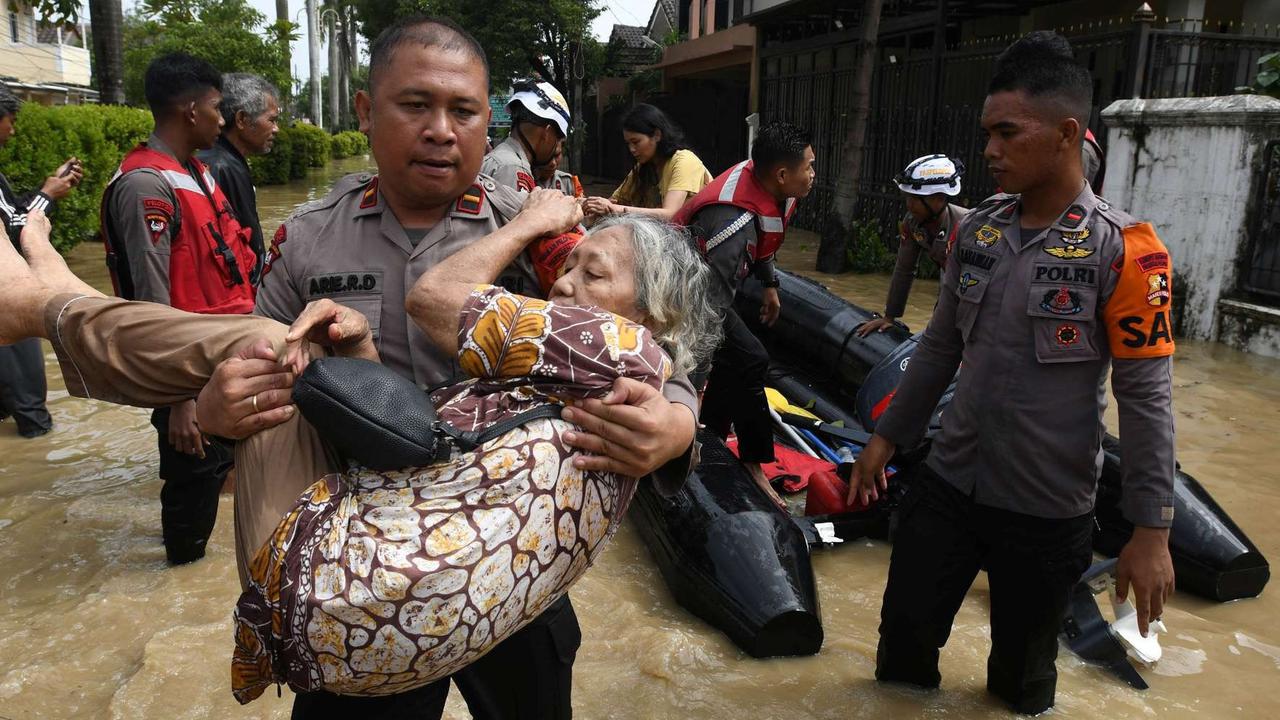 FOTO: Dikepung Banjir 4 Meter, Warga Perumahan Vila Nusa Indah Bogor Dievakuasi