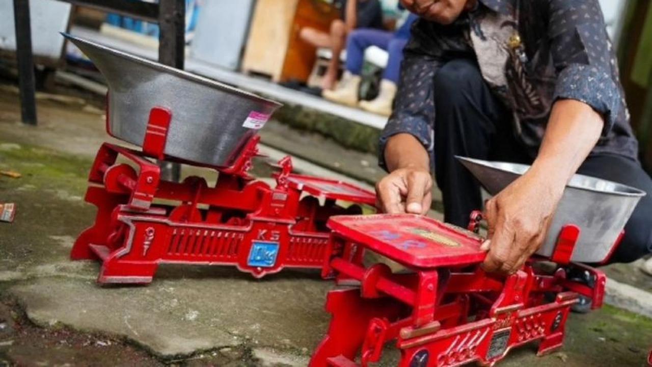 Disdag Madiun Gelar Tera Ulang Timbangan Pedagang di Pasar Sleko, Jamin Akurasi Transaksi