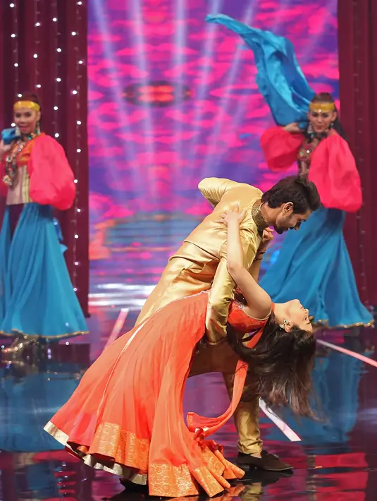 Kemesraan aktor dan artis asal India, Shakti Arora dan Radhika Madan begitu lihai menari berdansa di atas panggung. Selain bermain drama musikal, para pemain serial tersebut juga bermain games. (Bambang E. Ros/Bintang.com)