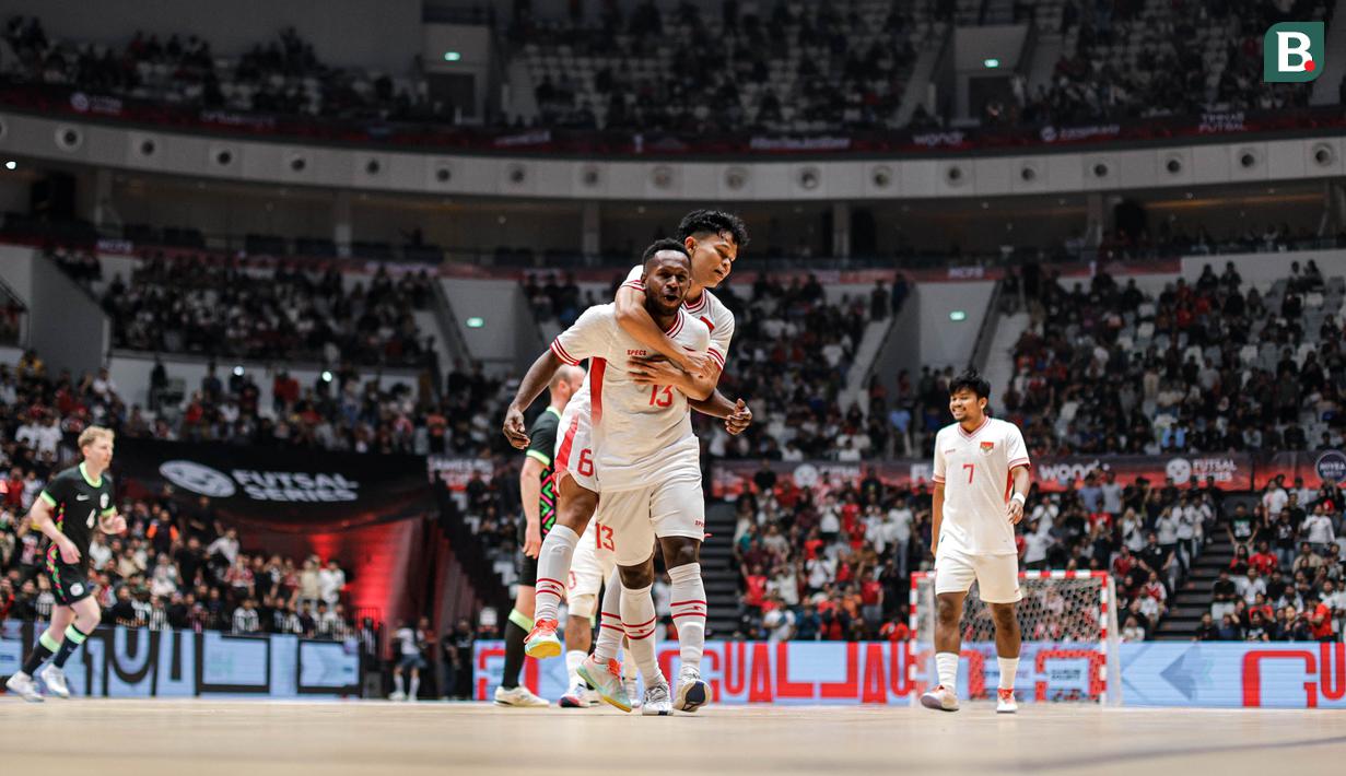 <p>Pemain Timnas Futsal Indonesia, Wendy Brian melakukan selebrasi setelah mencetak gol ke gawang Australia dalam laga uji coba di Indonesia Arena, Senayan, Jakarta, Sabtu (01/11/2025). (Bola.com/Bagaskara Lazuardi)</p>