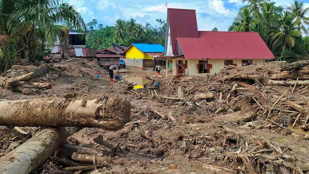 FOTO: Jemaat Tapanuli Selatan Rayakan Natal di Tengah Dampak Banjir Bandang dan Longsor