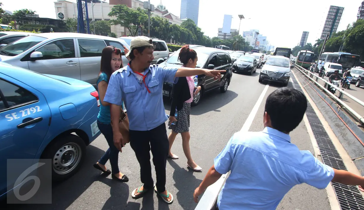Penumpang dipaksa turun saat aksi sweeping sopir taksi di tol dalam kota, Mampang, Jakarta, Selasa (22/3). Sweeping tersebut dilakukan terhadap sesama sopir taksi yang masih mengangkut penumpang pada aksi mogok bersama. (Liputan6.com/Immanuel Antonius)