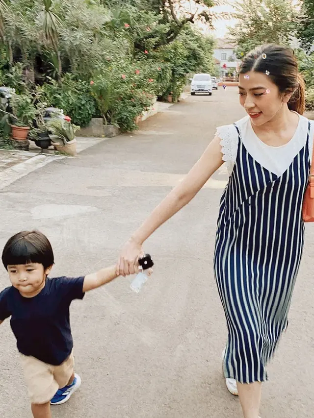 6 Potret Ayu Hastari saat Momong Anak, Hot Mom yang Selalu Tampil Stylish