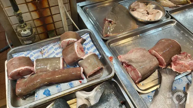 Pasar Makanan Laut Ini Jual Belut Raksasa, Ukurannya Bikin Melongo