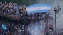 Suporter merayakan kemenangan timnas sepak bola Argentina atas Prancis pada pertandingan final Piala Dunia Qatar 2022 di Buenos Aires, Argentina, 18 Desember 2022. Argentina menang 4-2 dalam drama adu penalti setelah pertandingan berakhir imbang dengan skor 3-3. (AP Photo/Matilde Campodonico)