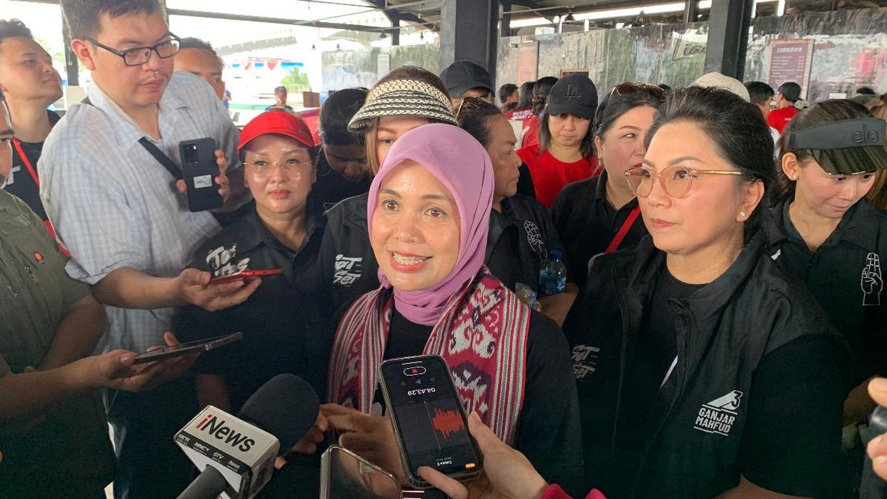 Atikoh mendengarkan secara saksama penjelasan pedagang itu.<br>
