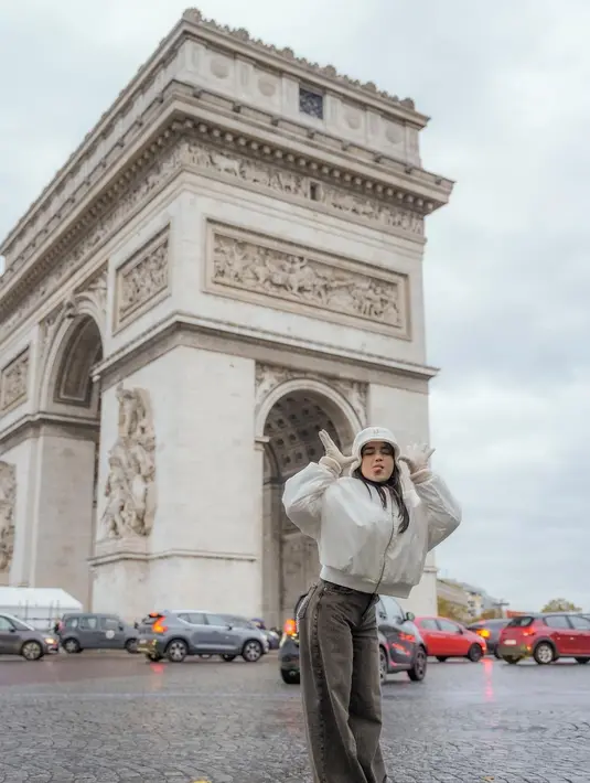 Berfoto di depan Arch de Triomphe, Fuji melapisi outfitnya dengan bomber jacket putih. [@fuji_an]
