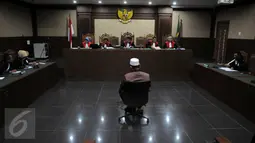 Kamaluddin Harahap saat menjalani sidang putusan di pengadilan Tipikor, Jakarta, (8/6). Hukuman terhadap Kamaluddin lebih ringan dibanding tuntutan Jaksa, yaitu 7 tahun penjara dan denda Rp 200 juta subsider 6 bulan kurungan. (Liputan6.com/Helmi Afandi)