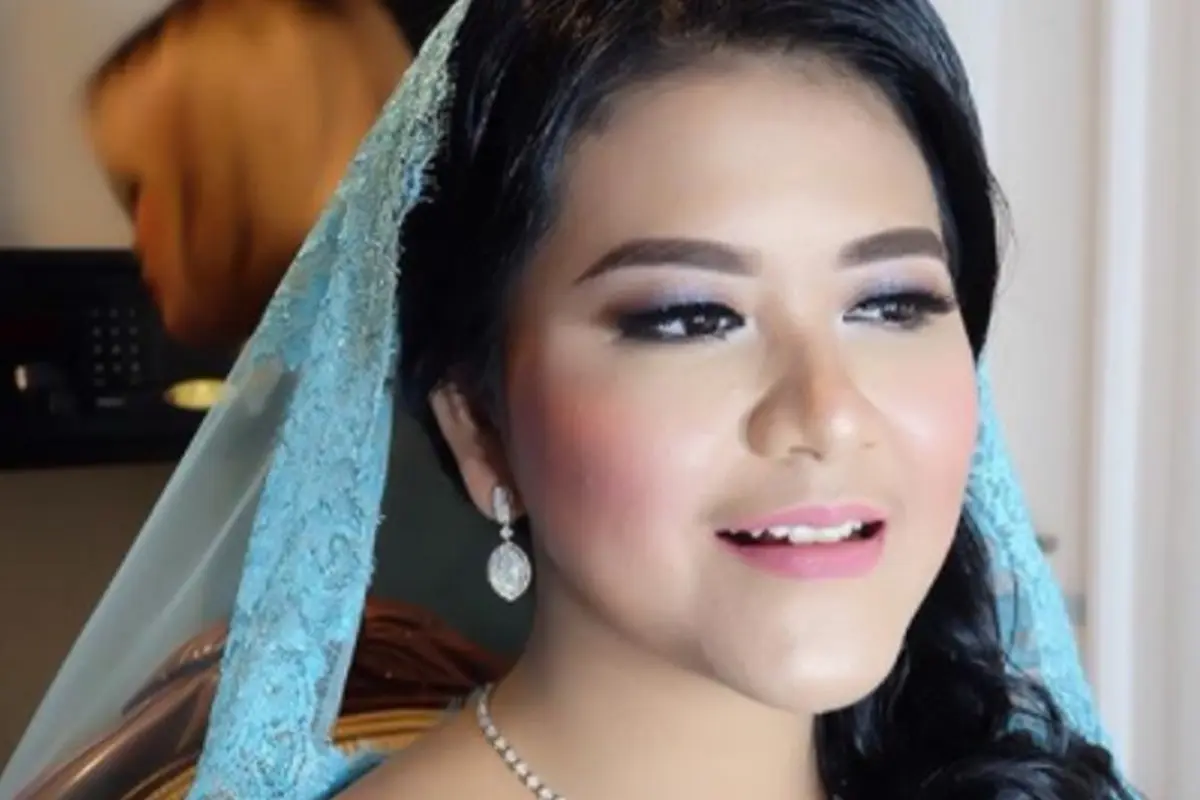 Kahiyang Ayu dalam Balutan Makeup Flawless Pada Acara Adat