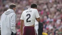 William Saliba ditarik keluar di laga Liverpool vs Arsenal karena mengalami cedera (AP Photo/Jon Super)