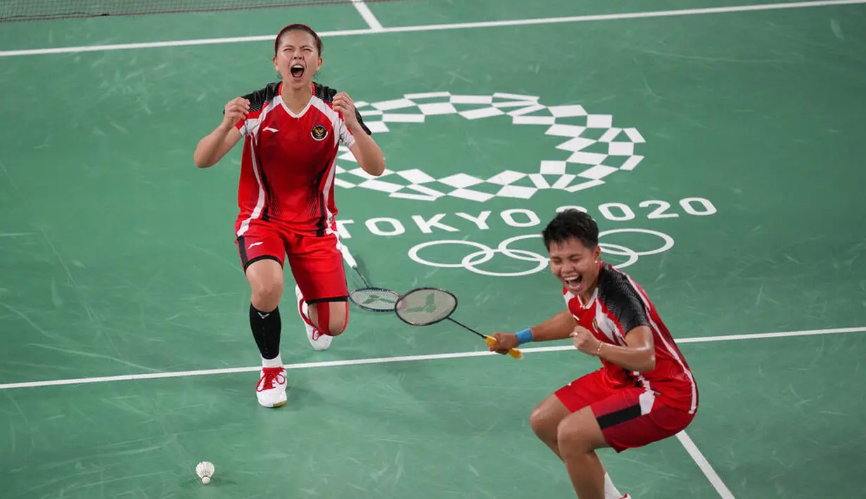 Hasil ini menjadi catatan sejarah bagi ganda putri Indonesia karena untuk pertama kalinya berhasil lolos ke final Olimpiade. (Foto: AP/Dita Alangkara)