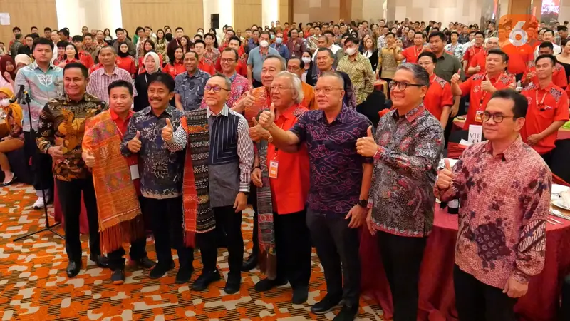 Menteri Perdagangan Zulkifli Hasan (tengah) bersama  Forum Komunikasi Pengusaha Burung Walet.