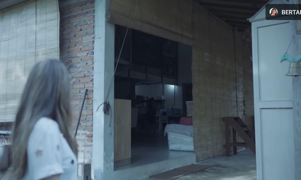 5 Potret Rumah Sederhana Desa Maya di Bali, Gak Ada Pintu tapi Diganti Tirai Kayu & Halaman Super Luas
