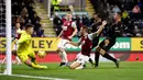 Kiper Burnley Nick Pope (kiri) menepis tendangan dari pemain Manchester City Gabriel Jesus (kanan) pada pertandingan Liga Inggris di Turf Moor, Burnley, Inggris, Selasa (3/12/2019). The Citizens mencukur Burnley 1-4, Gabriel Jesus mencetak dua gol. (Martin Rickett/PA via AP)