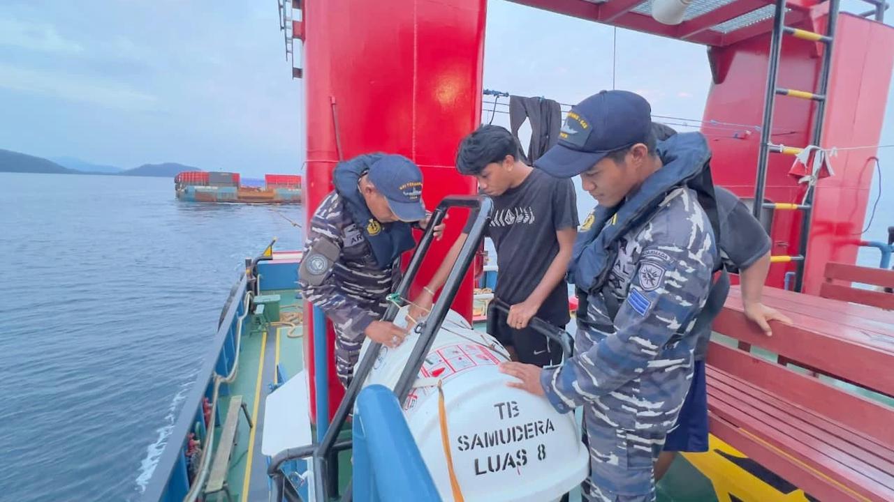 FOTO: KRI Terapang Amankan Kapal Pengangkut Bijih Nikel
