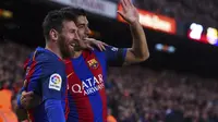 Lionel Messi (kiri) dan Luis Suarez, saat laga kontra Sevilla, di Estadio Camp Nou (5/4/2017). Barcelonaa wajib menang atas Real Madrid pada laga di Santiago Bernabeu, Minggu (23/4/2017), jika ingin membuka kesempatan menjadi jawara La Liga musim ini.  (A