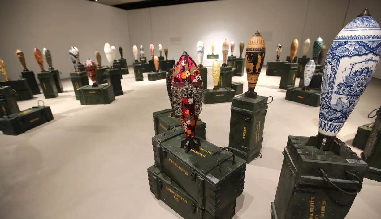 Replika bom warna-warni karya seniman Lebanon, Katya Traboulsi saat dipamerkan di Salih Barakat Gallery, Beirut, Selasa (10/4). Setiap bom membawa ikonografi yang terkait dengan identitas Lebanon. (ANWAR AMRO/AFP)