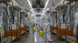 Sejumlah Petugas menggunakan pakaian pelindung melakukan pembersihan di kereta di stasiun Seoul Metro, Goyang, Korea Selatan, (9/6/2015). Sekitar 95 orang terjangkit wabah virus MERS dan 7 orang meninggal dunia di Korsel. (REUTERS/Kim Hong-Ji)