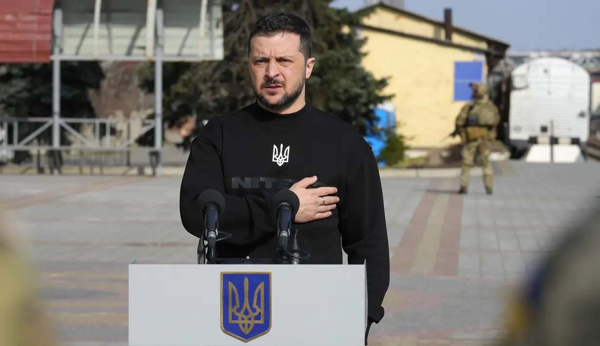 Volodymyr zelenskyy mengunjungi wilayah Sumy di Ukraina utara, melanjutkan turnya selama beberapa hari terakhir di garis depan pertempuran skala penuh melawan Rusia. (AP Photo/Efrem Lukatsky)
