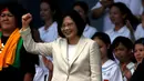 Presiden perempuan pertama Taiwan, Tsai Ing- wen mengepalkan tangannya saat memberikan sambutan ke publik usai upacara pelantikan di istana presiden di Taipei, Jumat (20/5). Tsai Ing- wen menang mutlak pada pemilihan umum Januari lalu (REUTERS/Tyrone Siu)