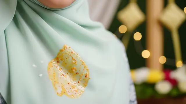 7 Trik Instan Hilangkan Noda Kuah Opor di Kerudung Tanpa Rendam Lama, Dijamin Bersih