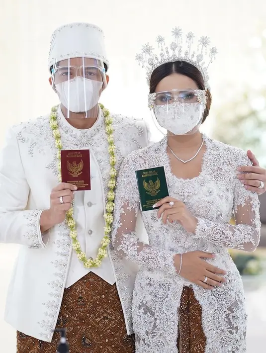 "Insha Allah kalau jadi mau ke Dubai. Berangkat tanggal 6 (April) Insha Allah," kata Aurel. "Nanti puasanya di Indonesia. Tapi kita lihat dulu karena masih fokus di pernikahan," tambah Atta, dalam jumpa pers di Raffles Hotel, kawasan Kuningan, Jakarta Selatan. (Instagram/attahalilintar)