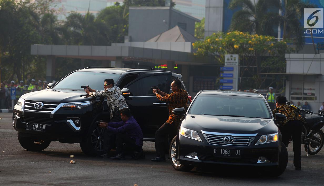 Aksi petugas keamanan saat menghadapi gangguan dalam apel pengamanan Asian Games 2018 di Lapangan Ditlantas Polda Metro Jaya, Jakarta, Selasa (31/7). (Merdeka.com/Imam Buhori)