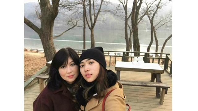 Isyana Sarasvati dan Ibunda kerap menghabiskan waktu bersama dengan berlibur.