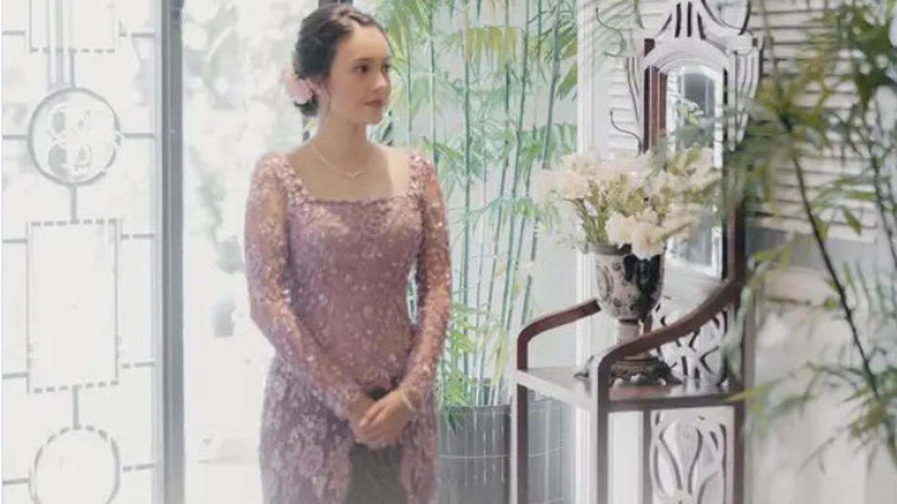 5 inspirasi Model Kebaya Terbaru Artis Indonesia untuk Proses Lamaran yang Mewah dan Elegan