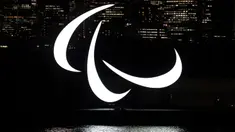 Simbol Paralimpiade terlihat menyala pada malam hari di tepi Pantai Odaiba, Tokyo, Jepang, 23 Agustus 2021. Paralimpiade Tokyo 2020 mulai 24 Agustus 2021 sampai 5 September 2021. (Charly TRIBALLEAU/AFP)