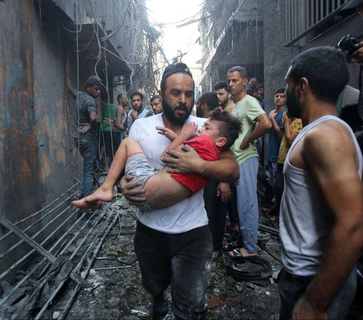Serangan balas dendam Israel terhadap Hamas memasuki hari keenam pada Kamis (12/10/2023). Negeri Bintang Daud itu masih terus melancarkan serangan udara untuk membombardir Jalur Gaza.&nbsp;