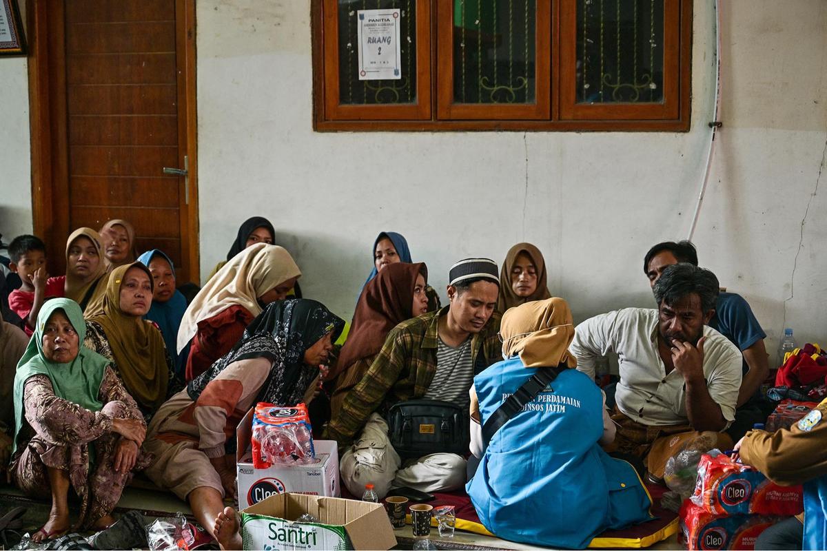 FOTO: Tangis Keluarga  Menunggu Santri Korban Musala Ambruk