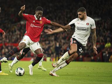 Pemain Manchester United, Kobbie Mainoo, saat melawan Charlton Athletic pada laga Carabao Cup di Stadion Old Trafford (10/01/2023). Penampilan impresif yang ditunjukkan Kobbie Mainoo bersama tim U-23 benar-benar membuat Erik ten Hag kepincut dan memberikan sang pemain debut kala MU menaklukkan Charlton Athletic pada laga Carabao Cup. (AP Photo/Dave Thompson)