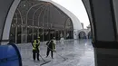 Pekerja mendisinfeksi masjid Data Darbar menjelang Ramadan di Lahore, Pakistan pada Sabtu (10/4/2021). Sejumlah fasilitas masjid tersebut mulai dibenahi menjelang bulan Ramadan guna memberikan kenyamanan warga dalam beribadah. (Arif ALI / AFP)