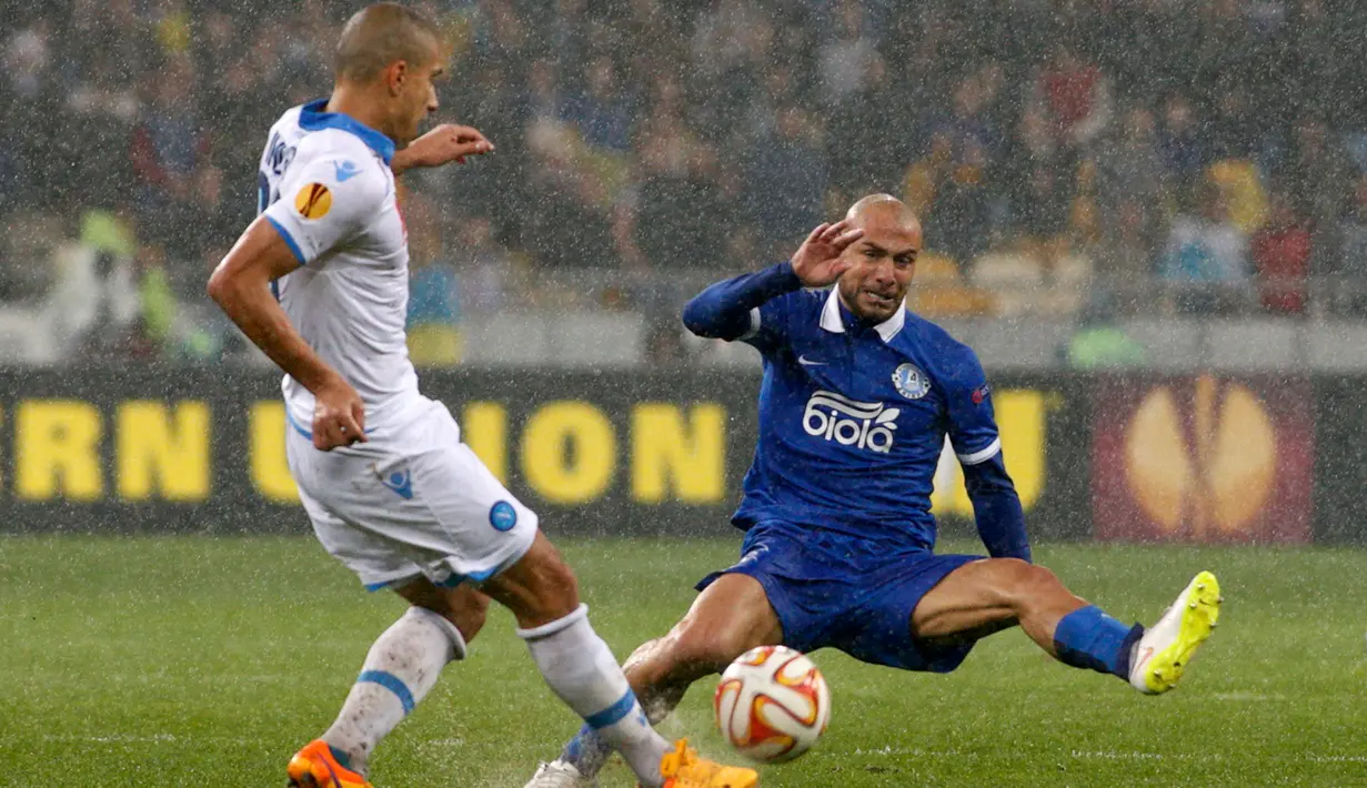Duel panas terjadi di leg kedua semifinal Europa League antara Dnipro Dnipropetrovsk dengan Napoli di NSK Olimpijs'kjv Stadium, Jumat (15/5/2015). Dnipro Dnipropetpovsk menang 1-0 atas Napoli. (REUTERS/Valentyn Ogirenko)